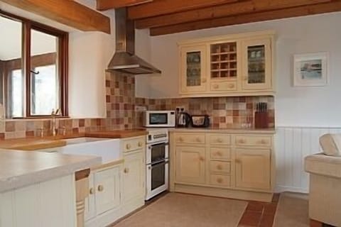 Openplan kitchen with dishwasher. 
