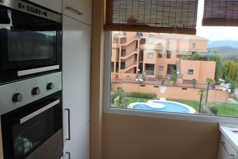 Kitchen with views to the swimming pool
