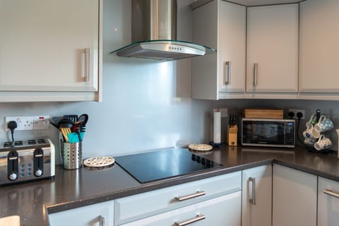 Double oven with separate hob and all the appliances you'd expect ....... 