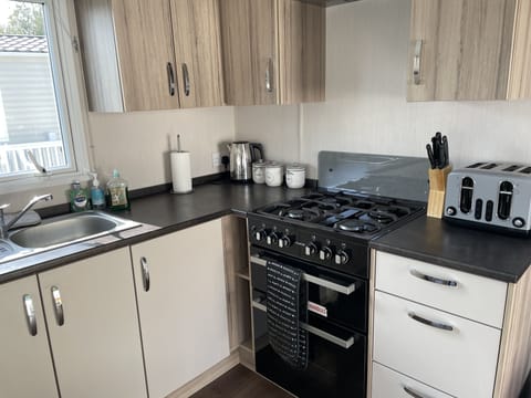 Kitchen with full size cooker