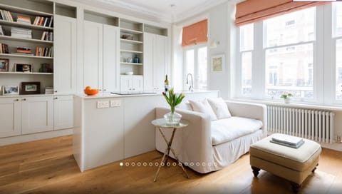 Light bright and high ceiling sitting room 