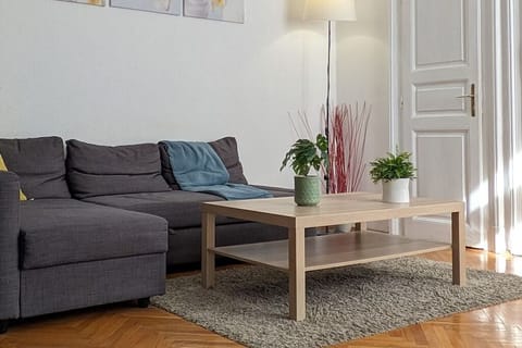 Stylish, comfy apartment beside the Danube