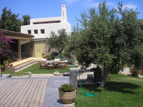 An architect's guesthouse.
Entrance, pergola and garden