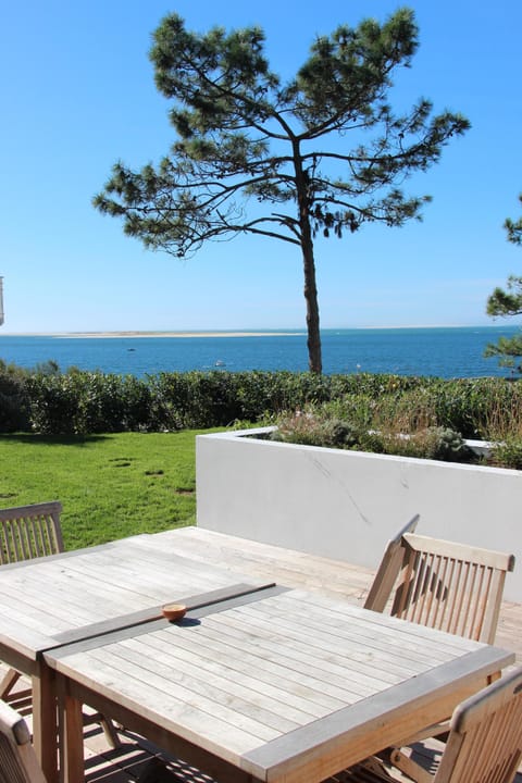 Garden table with a view of the Banc d'Arguin