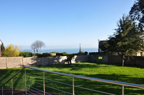 1000-m² walled garden, private parking for at least three cars