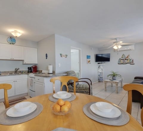 Bright and cheery dining area by kitchen. 