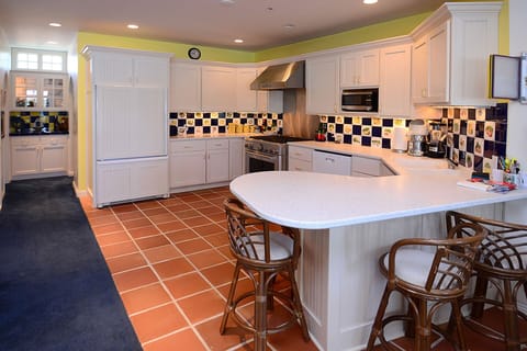 Kitchen with Breakfast Bar