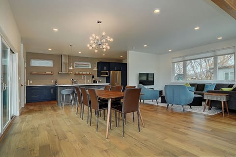 Contemporary open floor plan 