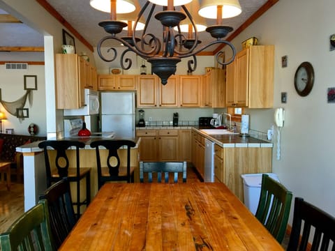 Dining area to Kitchen