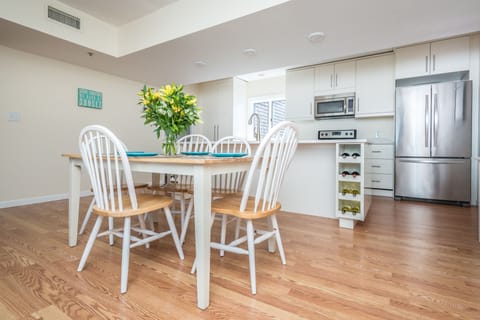 Ideal open concept kitchen with island to create a great space for entertaining.