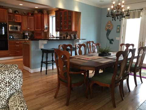 Dining room, table for 8 plus two at the counter.