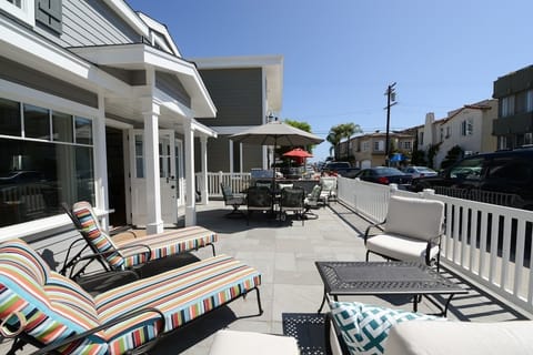Large front patio, 4th house in from the bay.