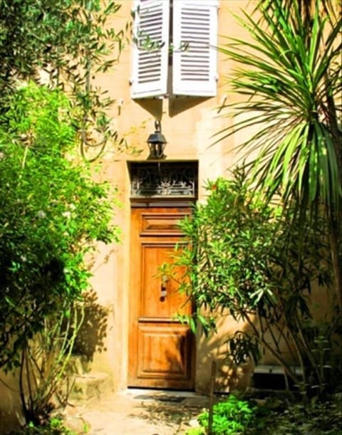 A green and lush walkway to the former mansion leads you to the apartment.