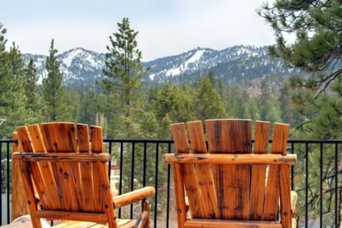 Great Views from this newer Moonridge Luxury Cabin