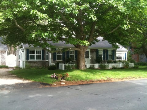 South Chatham Cottage, Two Minutes From Forest Beach