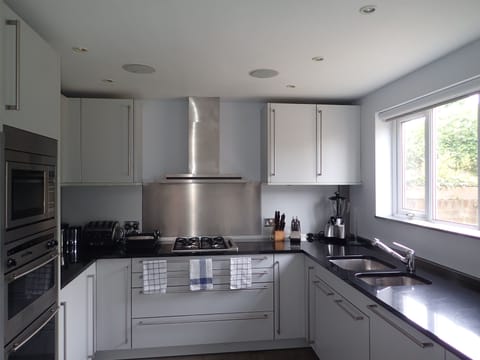 Modern 3 Bedroom Family House with easy transport links to the city centre