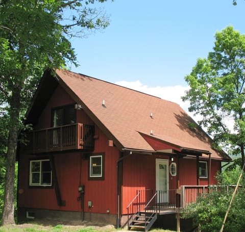 Adorable cozy two bedroom cabin with beautiful view to Cacapon Mountain.