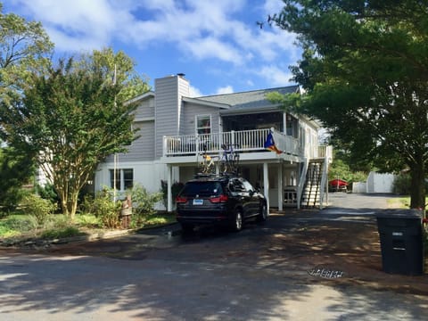8 Clayton Avenue, lots of parking