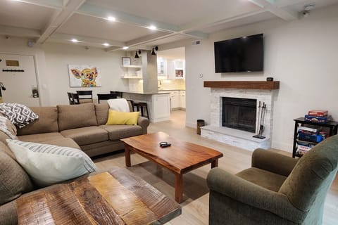 Livings Room - Smart TV, Comfortable seating for 6, fireplace (logs avail.)