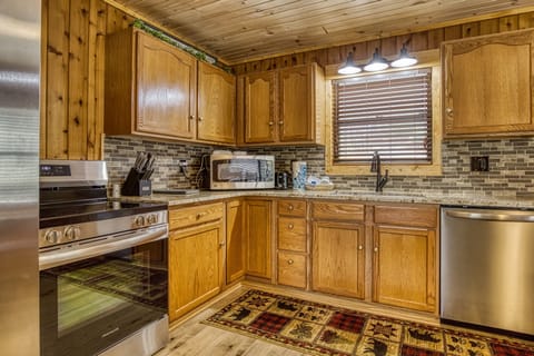 Pigeon Forge Cabin "Lakeview" - Fully furnished kitchen with stainless steel appliances