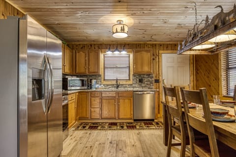 Pigeon Forge Cabin "Lakeview" - Fully furnished kitchen