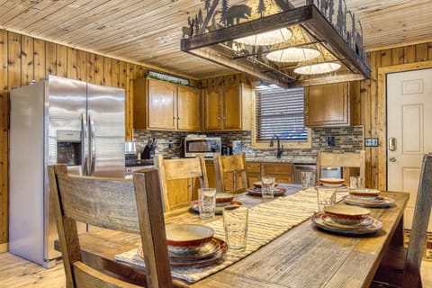 Smoky Mountain Cabin "Lakeview" - Dining area and kitchen