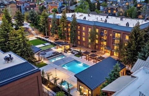 NEW heated pool, 2 hot tubs, fire pits, grills, outdoor dining & green space!