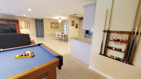 Professional 8' pool table