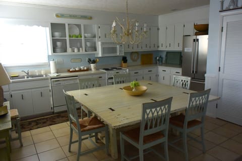 Spacious Kitchen with Seating for 8-12