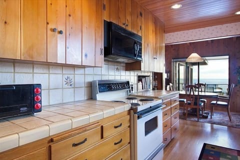 Kitchen Space, enjoy the views while preparing meals for the family