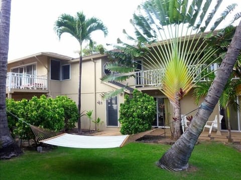 Upper level condo with lanai....courtyard with hammock