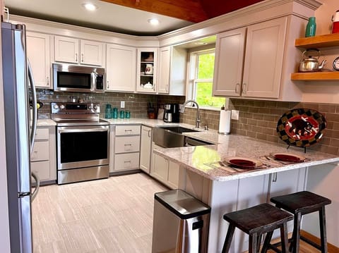 Kitchen-renovated May 2022.Top-of-the-line stainless appliances, quartz counters