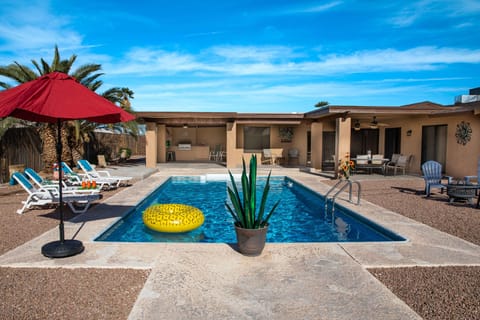Huge awesome pool that can be heated (guest pays for gas heating used). 
