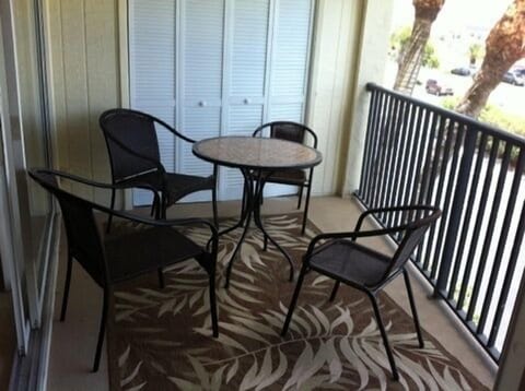 Outdoor Balcony Area for drinks and lunch/dinner.