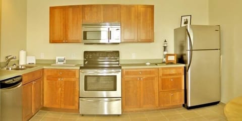 Downstairs: 2nd Kitchen, 2 Q Bds, Bath & view! Great for separate schedules...