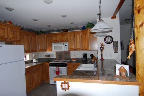 Fully appointed kitchen. Henkle knives, blender, food processor, spices