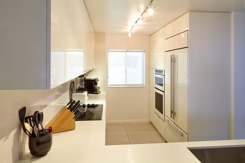 Top-of-the-line appliances and fully equipped Kitchen 