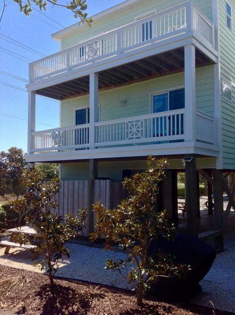 Back of House w/ Private Hot/Cold Shower