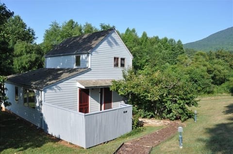 Front view of Rodes Farm home