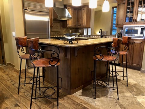 Kitchen Island seating for 4 ... conversations you will remember FOREVER