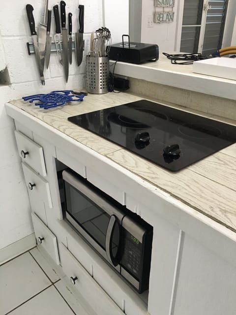 Built-in cook top & microwave.
