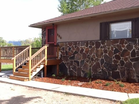  deck, stairs & garden