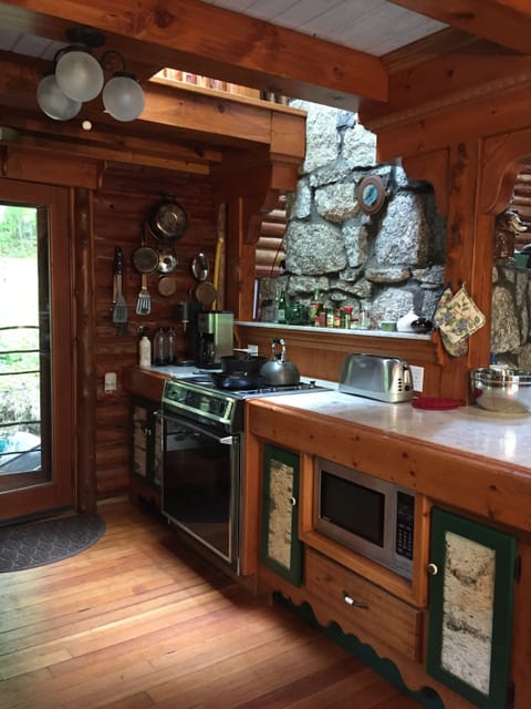 Other side of the kitchen.