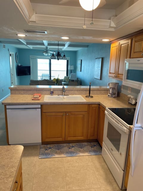 Kitchen looking to Living Rm