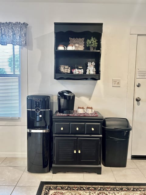 Stocked Coffee Bar, Tea, Snacks, Filtered H20 (5 Gal) Ice and Dishwasher.
