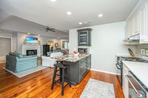 Counter seating for 4 in the kitchen.