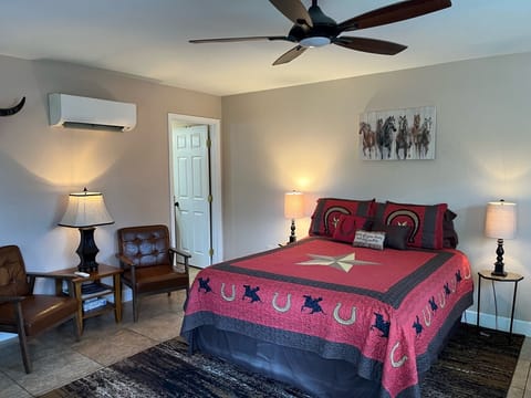 Studio with queen sized bed and sitting area