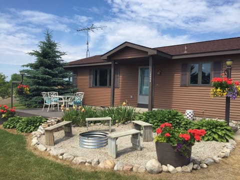 Outdoor dining/ patio and fire pit perfect