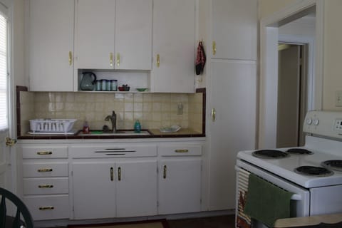 CLASSIC, WELL SUPPLIED, SIMPLE KITCHEN.