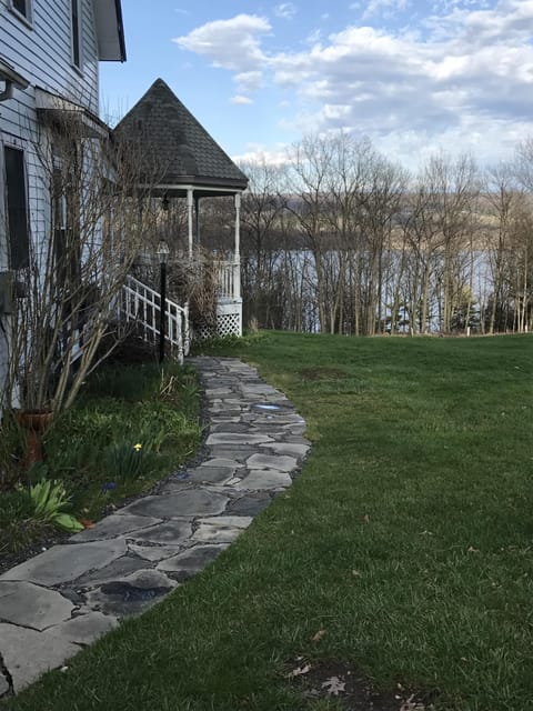 walk way to the front porch